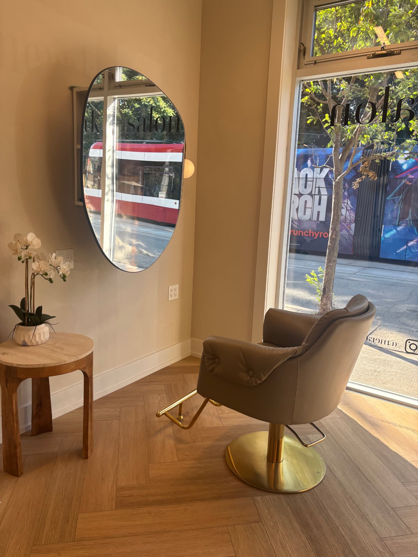 The styling chair and mirror inside Meraki Salon